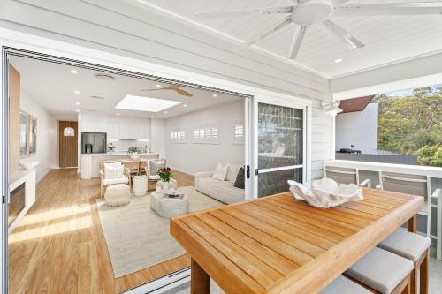 Балкон/тераса, Dog friendly Paradise, 1-2B Bagnall Ave - water views, air con, Wi-Fi in Порт Стивънс