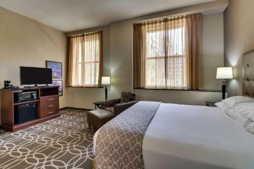 Deluxe King Room image 2
