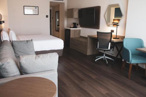 606729042 Holiday Inn Express Guadalajara Expo by IHG