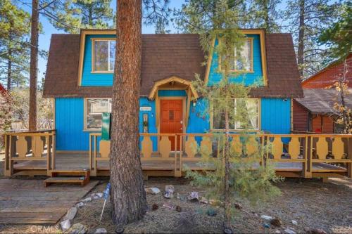 The BlueBird Retreat, Jacuzzi, BBQ in Big Bear City, USA