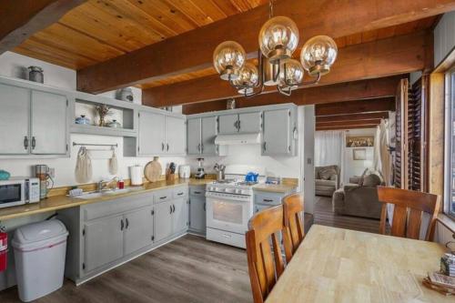 The BlueBird Retreat, Jacuzzi, BBQ in Big Bear City, USA