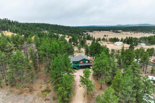 Crystal Retreat Cabin - Hot Tub BBQ Eco Escape in Florissant, USA