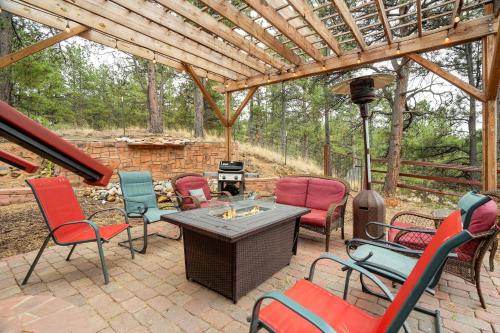 Crystal Retreat Cabin - Hot Tub BBQ Eco Escape in Florissant, USA