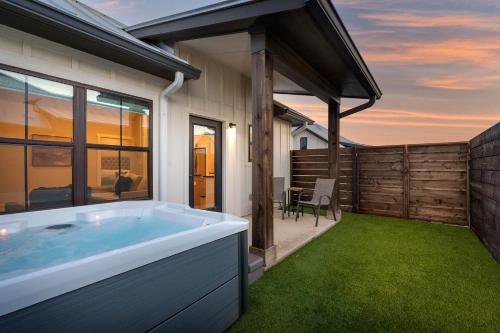 Eagles Landing - Couples getaway with Hot Tub in Fredericksburg, USA