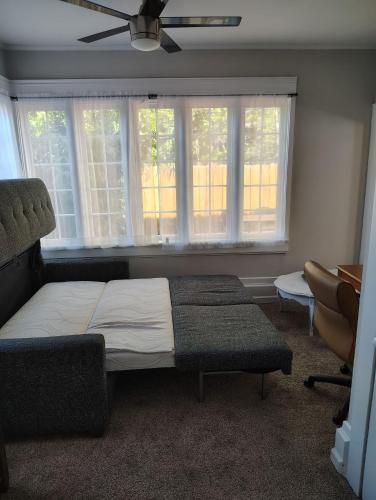 Trendy Lakeview Craftsman Walk to Restaurants! - image 9