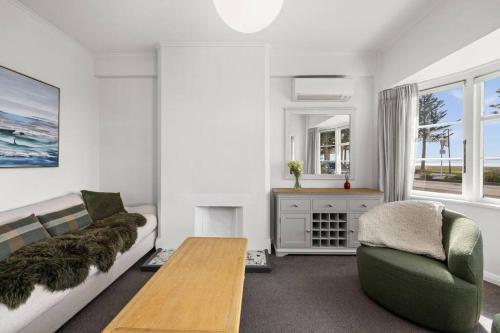 Modern Art Deco Cutie