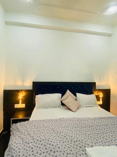 Deluxe King Room image 10
