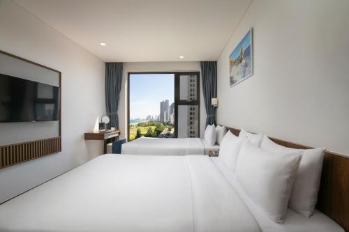 Deluxe Double or Twin Room with View image 4