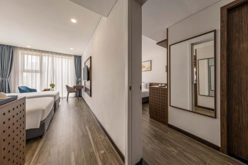 Suite Family Room image 6