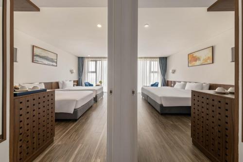 Suite Family Room image 7