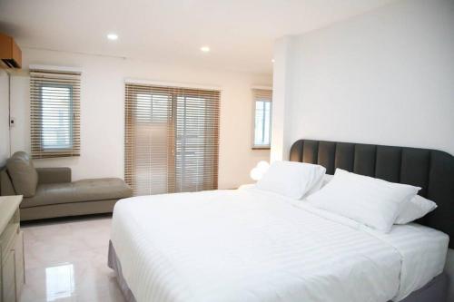 Near BTS Bearing's Station Skytrain Homey Townhome - image 14