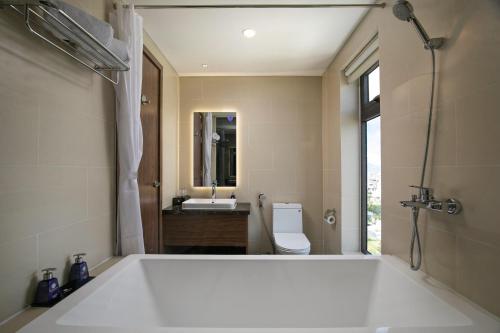 Suite Oceanfront with Bathtub  image 3