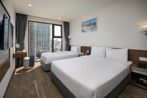 Premier Triple Room image 4