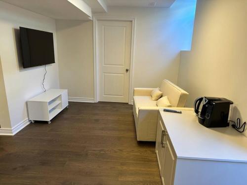 Cozy Home away in Ajax 2 BR 1 bath 4 guests in อแจค