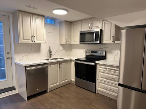 ห้องครัว, Cozy Home away in Ajax 2 BR 1 bath 4 guests in อแจค