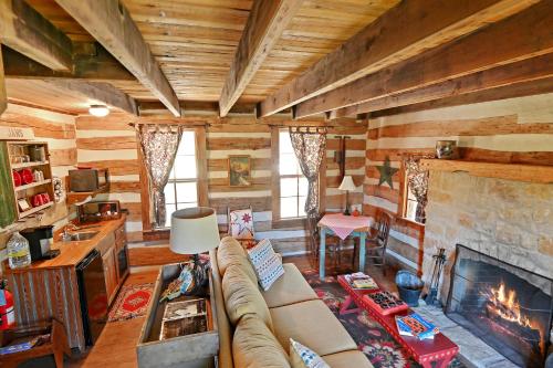 AB Butler's Dog Trot - Cumberland River Suite - Eckert, TX