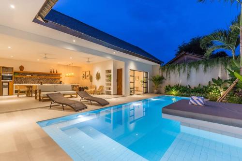 Three-Bedroom Apartment room in Modern Berawa villa in Canggu