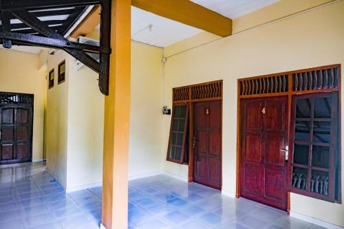 Entrada, RedDoorz near Alun Alun Klaten in Klaten