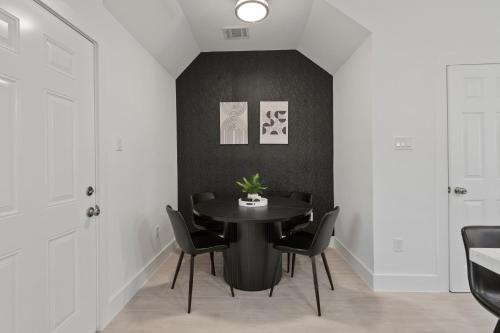 Stylish 3 Bedroom Rental - Just Minutes from Dowtown Houston in Houston, USA