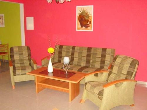 2 bedrooms, 3 beds