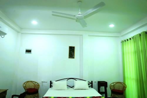 Deluxe Double Room image 2