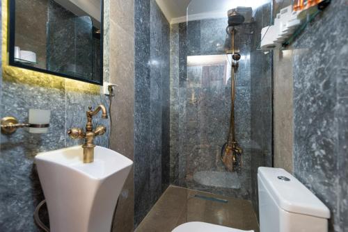Wonder Wood Hotel - image 7