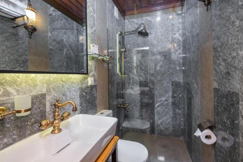 Wonder Wood Hotel - image 12