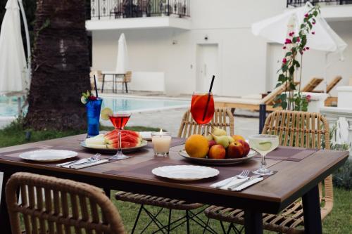 Toit ja joogid, Blue Bay Hotel in Iraklitsa