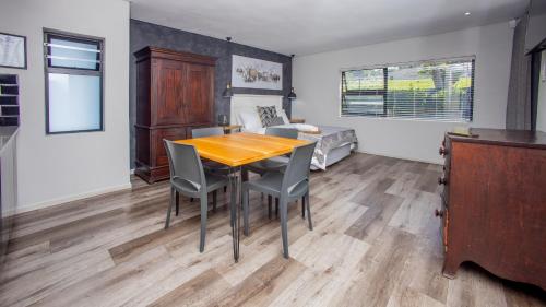 Coral Wood Self Catering Suites and B&B – East London, IA