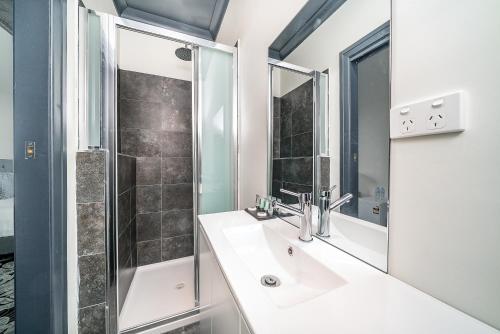 Shower, The Hampden Suites in Wagga Wagga