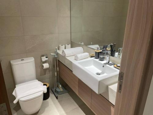 Pleasant New One Bedroom Apartment Azizi Riviera, Дубай (фото 9)