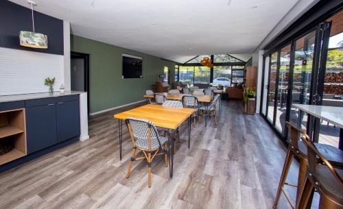 Shared lounge/TV area, Coral Wood Self Catering Suites and B&B in Nahoon Mouth