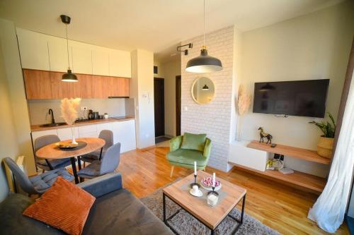 Maršal, Titova vila (Marsal, Titova vila) in Palisad