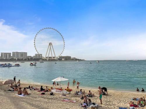 4BR Jumeirah Beach Stay with Dubai Eye Views & Near Marina Walk, Дубай