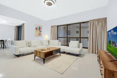 4BR Jumeirah Beach Stay with Dubai Eye Views & Near Marina Walk, Dubái (foto 3)