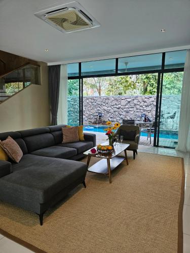 Vibrant Pool Villa image 4