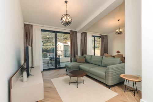 1 queen bed, 1 sofa bed