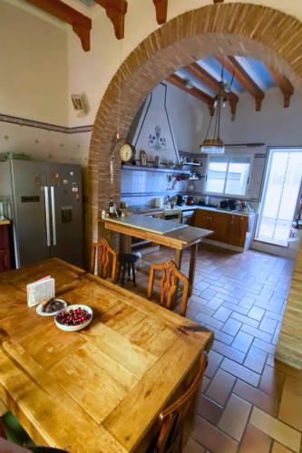مطعم, Bamboo Room with mountain views and lots of natural light in آلزيرا