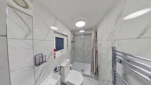 Grand 2 bed Apartment - Tap to explore photos