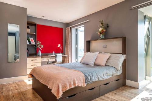 Student Only, Private Studio in London, Londyn