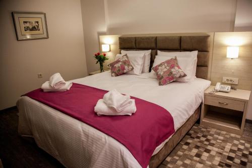 1 double bed, 1 twin bed, 1 sofa bed