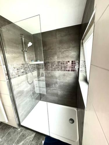 淋浴間, Schicke Wohnung Nähe Hannover TOP Anbindung WiFi (Schicke Wohnung Nahe Hannover TOP Anbindung WiFi) in 萊爾特