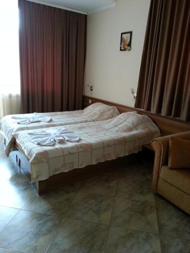 2 twin beds