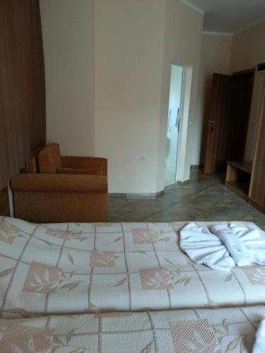 2 twin beds, 1 futon bed