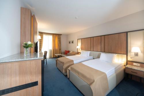 Legends Hotel - image 6