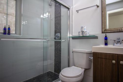 Courtyard Two-Bedroom Apartments by Royal Stays - image 12