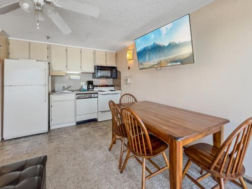 ML310 1BR 1BA WiFi Budget Friendly Next To Slopes in Snowshoe, USA