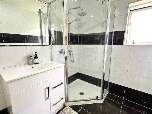 Bright&Cozy Room attached private bathroom - On street parking only in مونت ويلنجتون