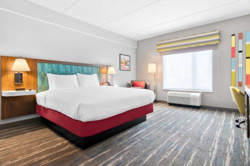 King Studio with Wet Bar room in Hampton Inn & Suites by Hilton Chicago Medical District UIC