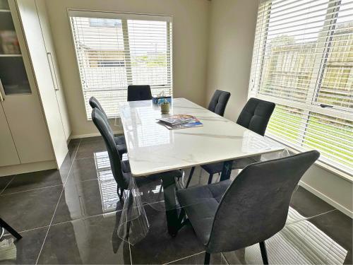 Bright&Cozy Room attached private bathroom - On street parking only in مونت ويلنجتون